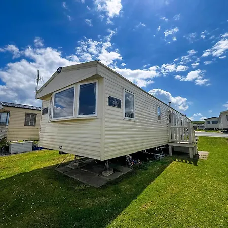 Brilliant 8 Berth Caravan At Reighton Sands Park, Haven Ref 61053rc Campsite *