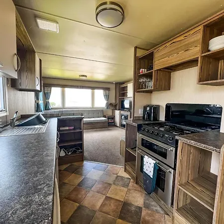 Brilliant 8 Berth Caravan At Reighton Sands Park, Haven Ref 61053rc Campsite *