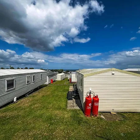 Brilliant 8 Berth Caravan At Reighton Sands Park, Haven Ref 61053rc Campsite *